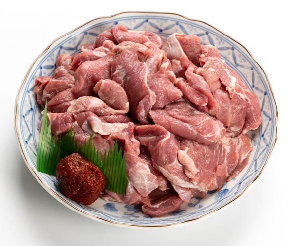 【仲田精肉店】豚ハラミ（こめかみ）400ｇ×4パック。豚一頭から少量しかとれない超希少部位を秘伝の自家製の辛みそと醤油で食べれば、お酒やご飯にぴったり！赤身肉でヘルシーですので、女性にもおすすめです。
