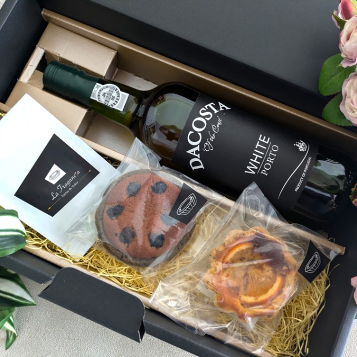 「極上のくつろぎ時間」をお届けする「神の舌を持つ」ソムリエが選ぶ「タルト・ポートワイン・紅茶セット」