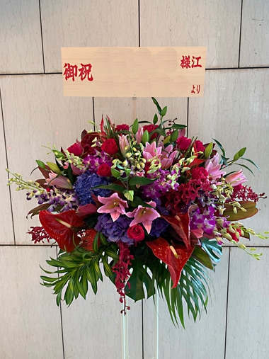 新宿区ライブ会場へお届けするスタンド花のイメージ