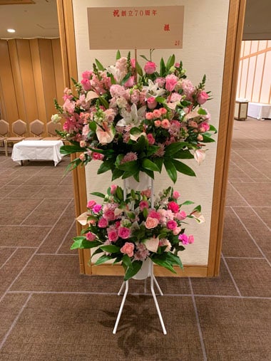 【新宿区ライブ・公演祝い】スタンド花2段（西新宿・歌舞伎町エリア 即日配達可）｜すべての商品｜むつ美花店