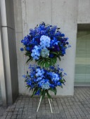 【ブルー系スタンド花 2段】新宿区ライブ・公演祝い／生誕祭対応（写真に近い制作可）