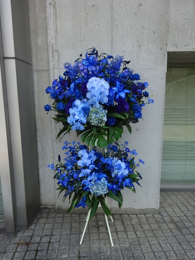 【ブルー系スタンド花 2段】新宿区ライブ・公演祝い／生誕祭対応（写真に近い制作可）｜すべての商品｜むつ美花店