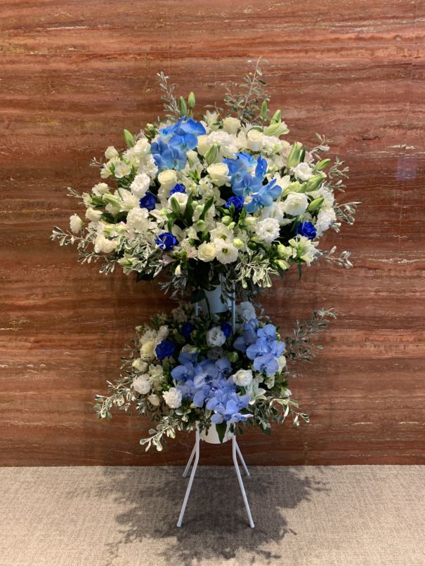 【豪華2段スタンド花】ブルー＆ホワイト・プレミアム｜すべての商品｜むつ美花店