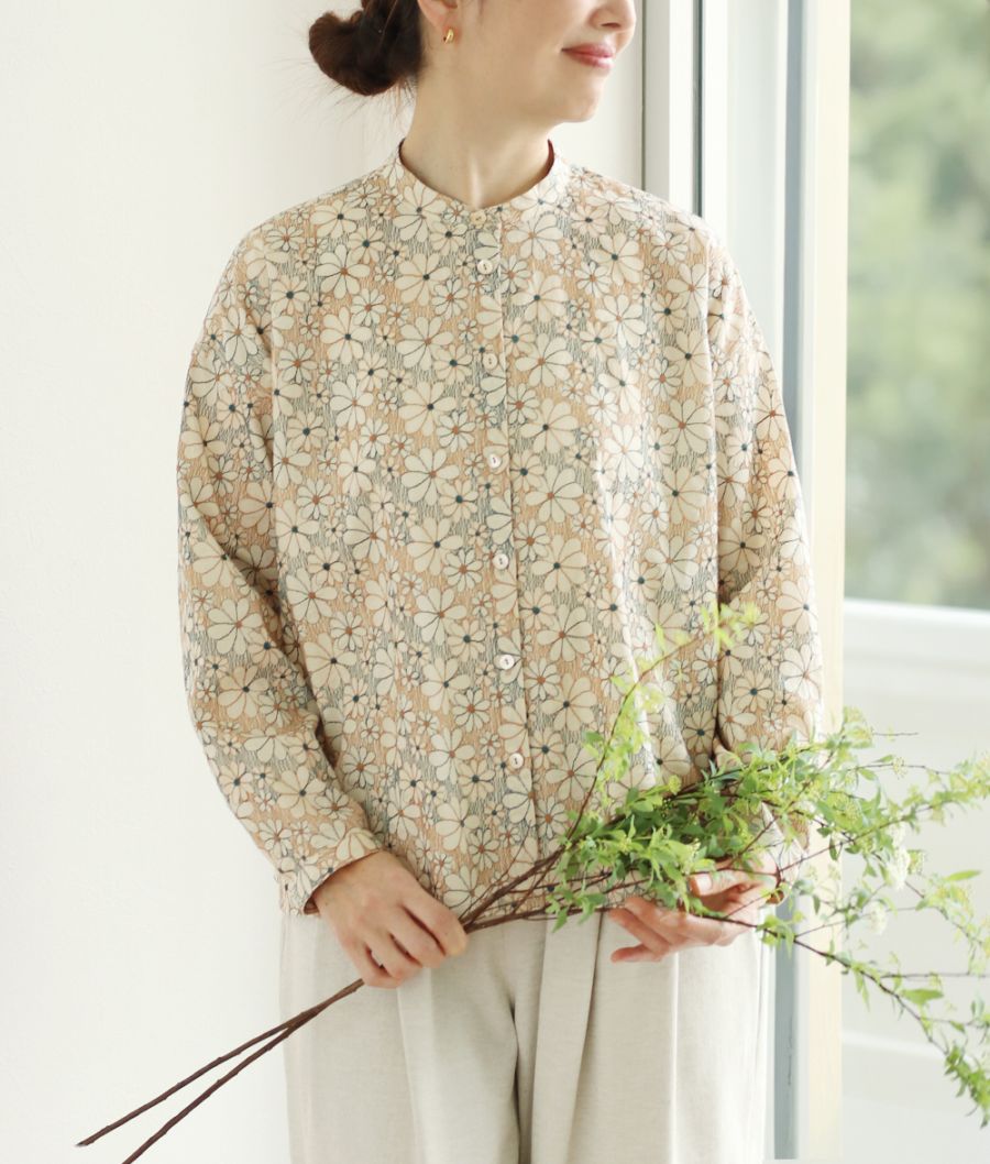 エンブレースブラウス