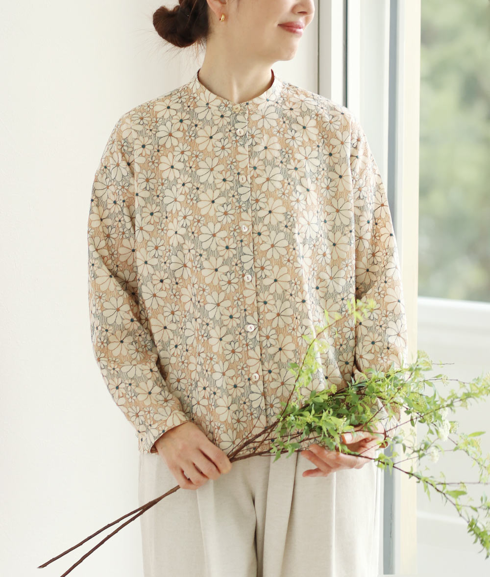 エンブレースブラウス