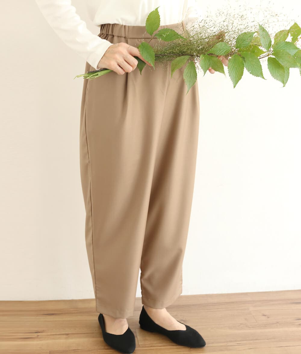 テーパードパンツ