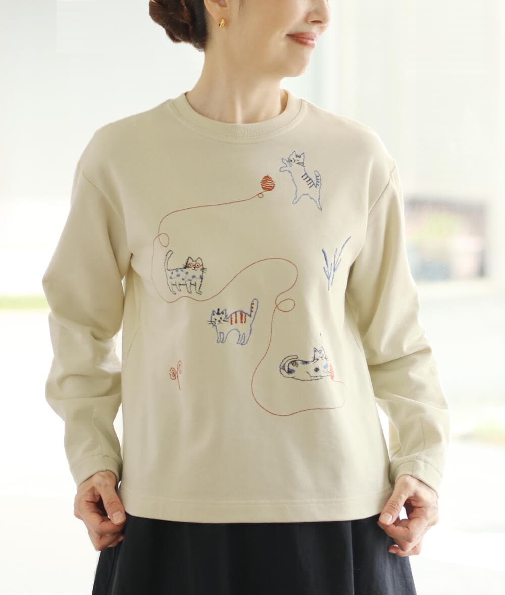 気まぐれネコ刺繍プルオーバー
