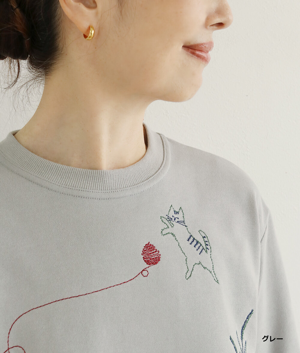 気まぐれネコ刺繍プルオーバー