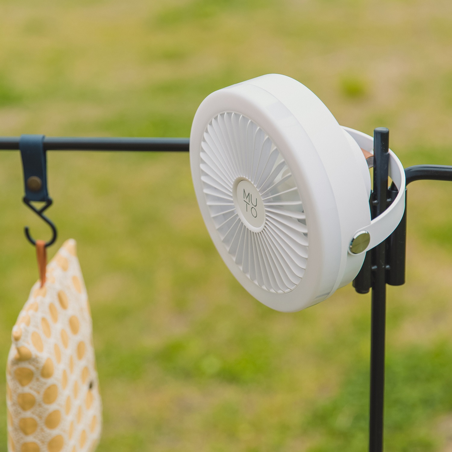 キャンプ用 扇風機 MUTO LEDランタン付き コードレス扇風機 [3way 置く・持つ・吊るす リモコン付き]