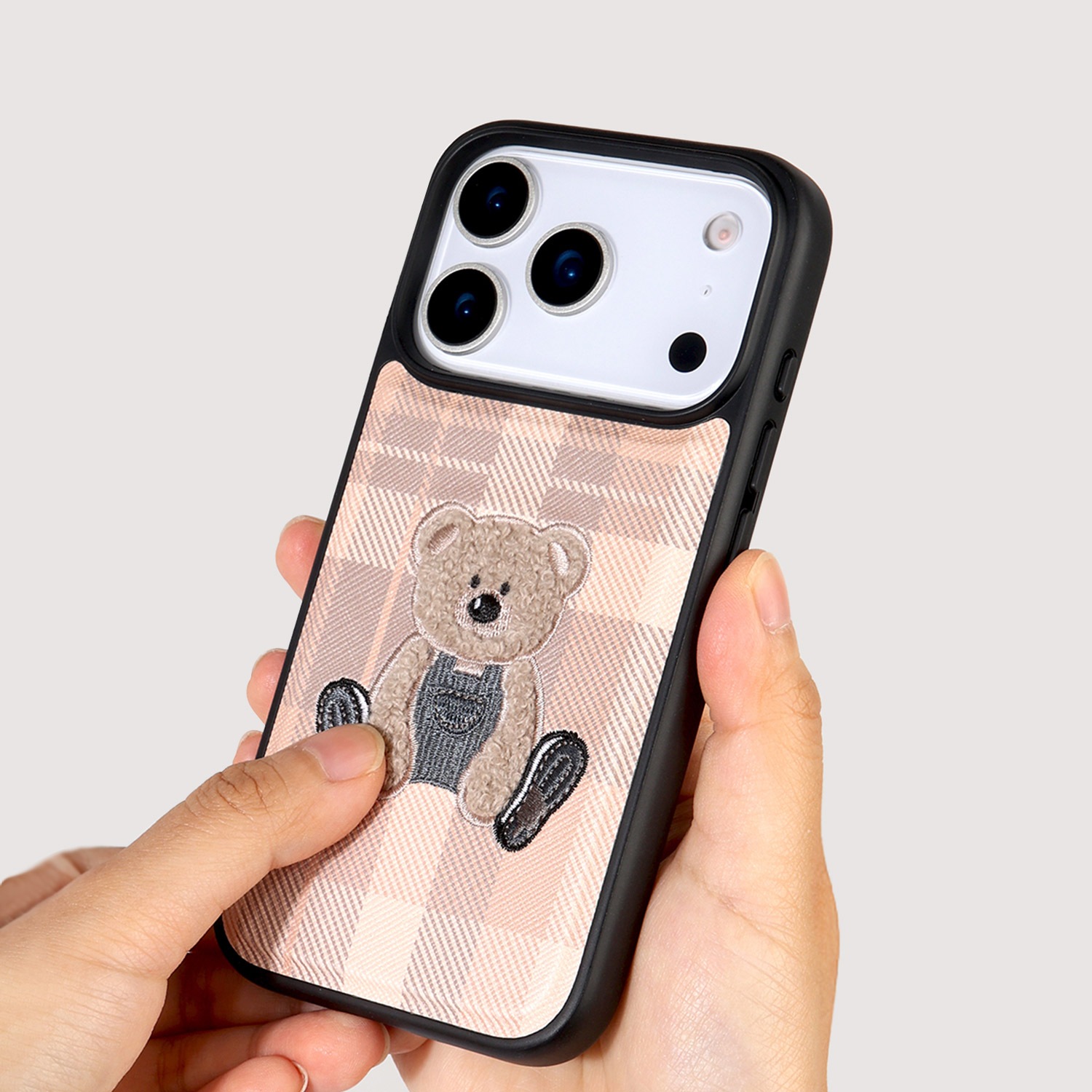 [ iPhone 17 / 17 Pro 用] テディベア 刺繡 MagSafe対応ケース [ 着脱簡単 ハイブリッド ] スマホケース アイホンカバー