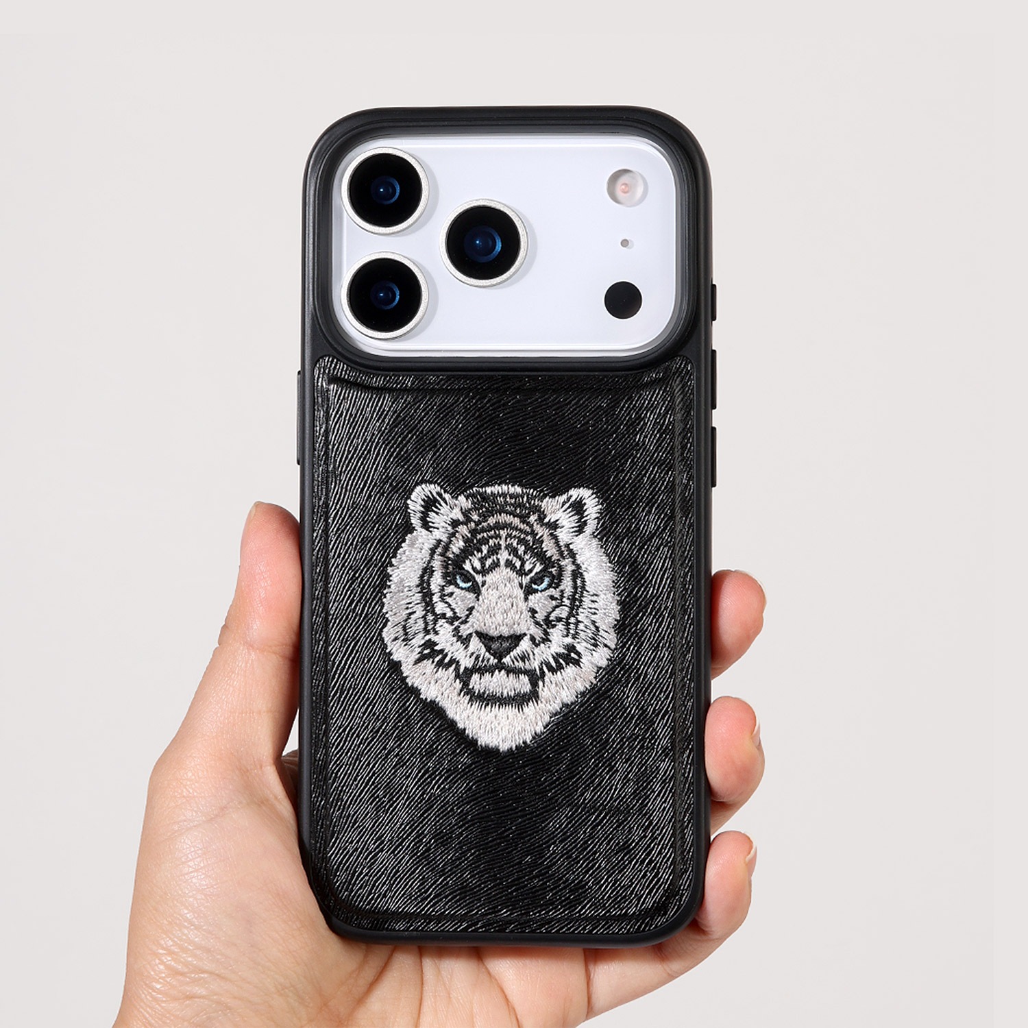 [ iPhone 17 / 17 Pro 用] タイガー 刺繡 MagSafe対応ケース [ 着脱簡単 ハイブリッド ] スマホケース アイホンカバー