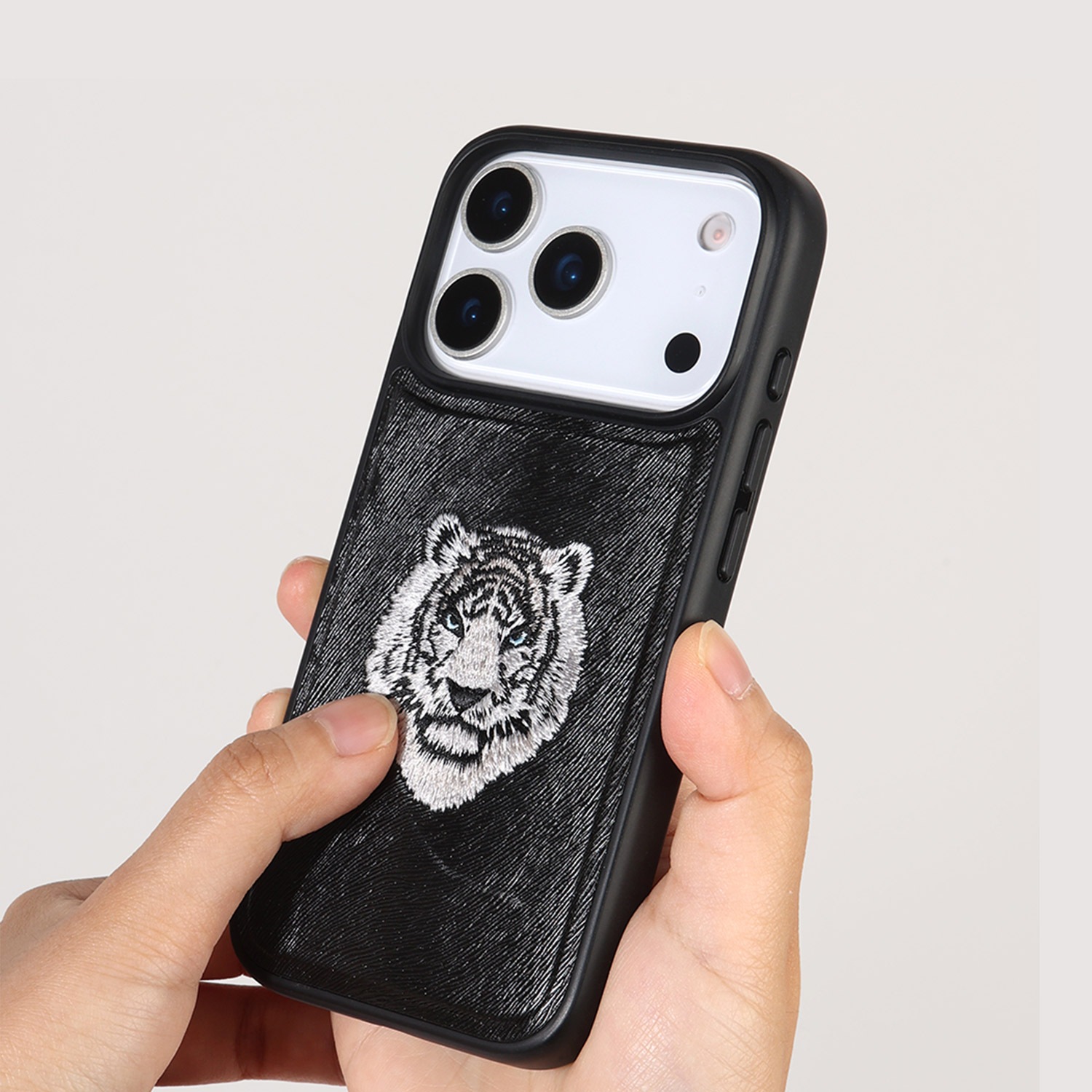 [ iPhone 17 / 17 Pro 用] タイガー 刺繡 MagSafe対応ケース [ 着脱簡単 ハイブリッド ] スマホケース アイホンカバー