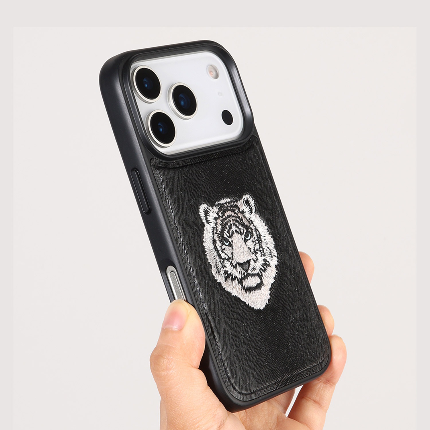 [ iPhone 17 / 17 Pro 用] タイガー 刺繡 MagSafe対応ケース [ 着脱簡単 ハイブリッド ] スマホケース アイホンカバー