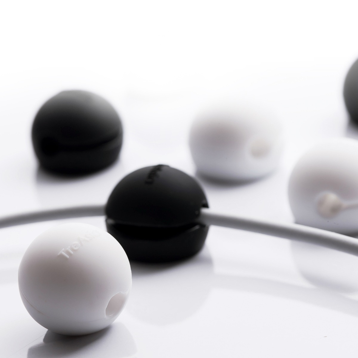 ケーブルホルダー マグネット Lead Trend Magnetic Cable Dot（リードトレンド マグネティックケーブル ドット） ３個セット テレワーク 在宅勤務