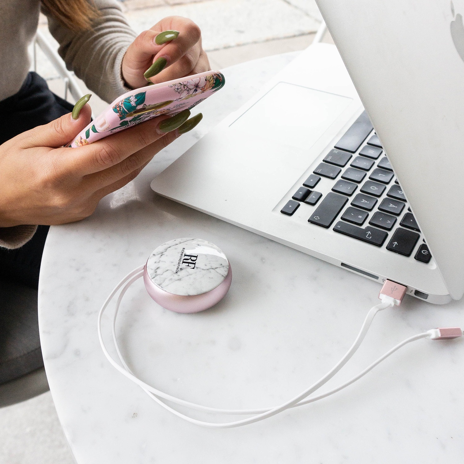 ライトニングケーブル Richmond & Finch CABLE WINDER（リッチモンドアンドフィンチ ケーブルワインダー）巻き取り 収納ケース iPhone 充電 データ転送 Lightning 大理石風