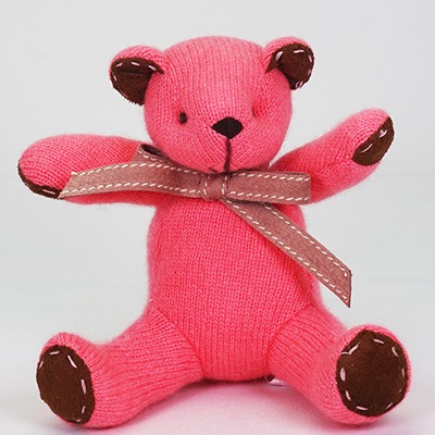 高級カシミヤ製ベビー・テディベア。キュートピンク色のマジェンタ