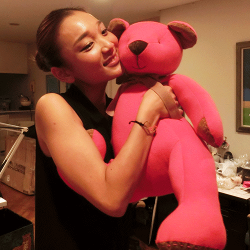 高級カシミヤ製テディベア。ホットピンク色のフューシャ・ジャイアント