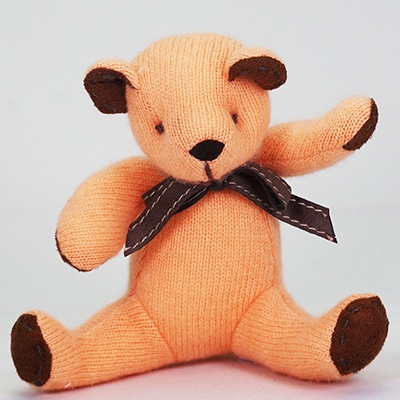 高級カシミヤ製ベビー・テディベア。優しいオレンジ色のマンゴー