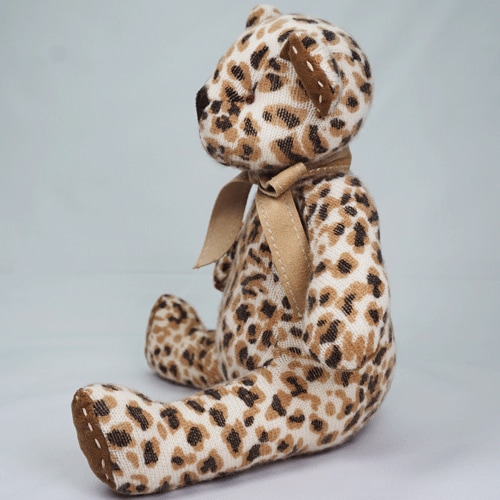 高級カシミヤ製テディベア。ヒョウ柄のレオ・キッドベア【24cm