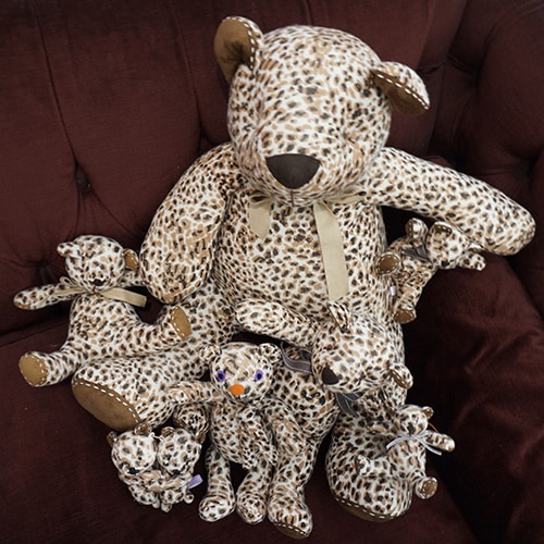 高級カシミヤ製テディベア。ヒョウ柄のベビー・ベア【15cm