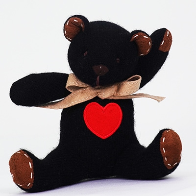 高級カシミヤ製テディベア。赤いハート付き黒檀色のエボニー