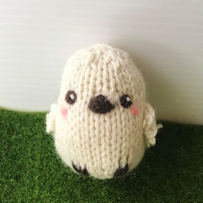 高級カシミヤの棒針の編みぐるみ。真っ白くてまん丸い小鳥、カシミヤの
