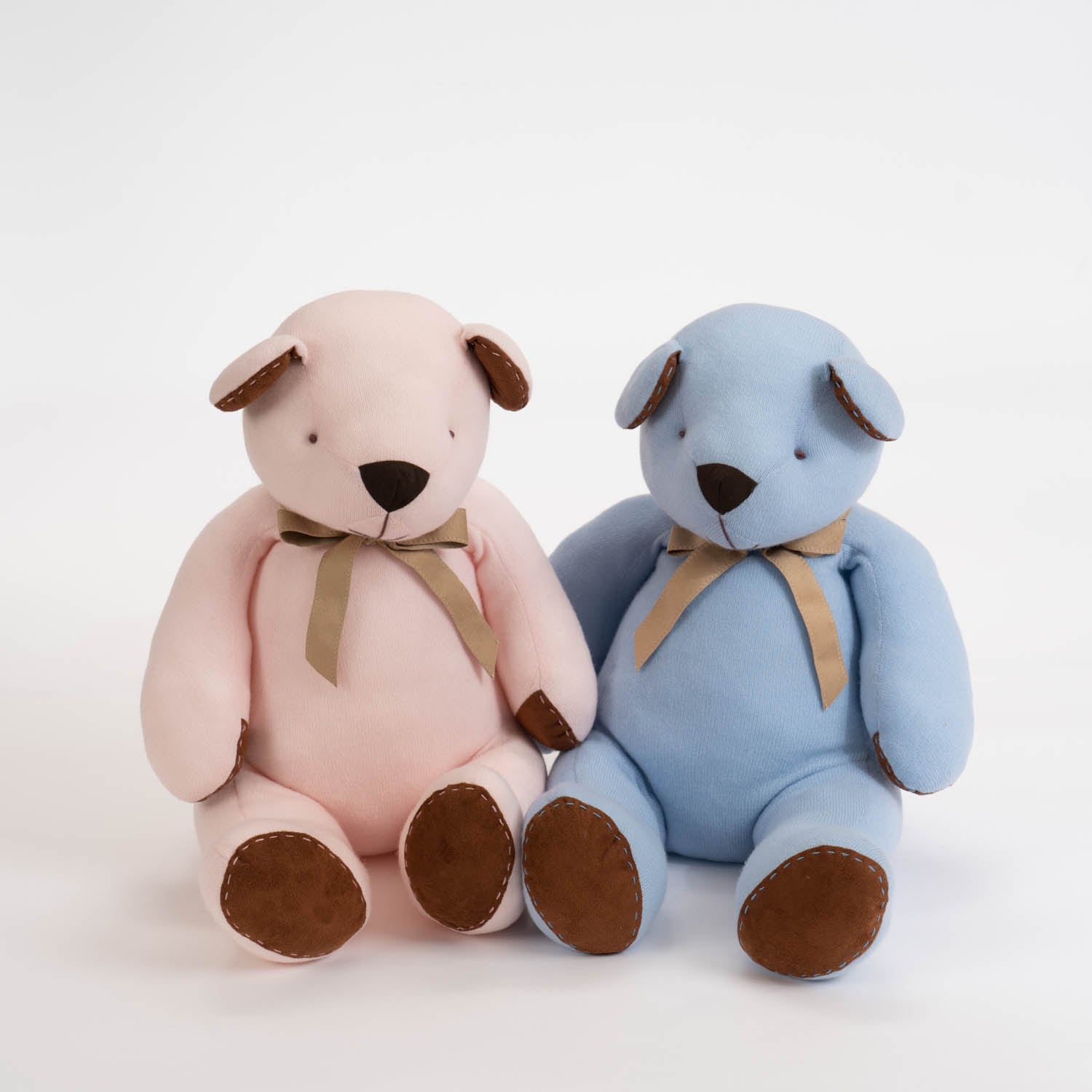 高級カシミヤ製テディベア。晴れた空のような淡いブルー色のスカイ