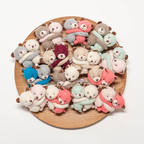 高級カシミヤ製の縁結びハグベア。 ミント＆ローズ・ベビー・ハグベア