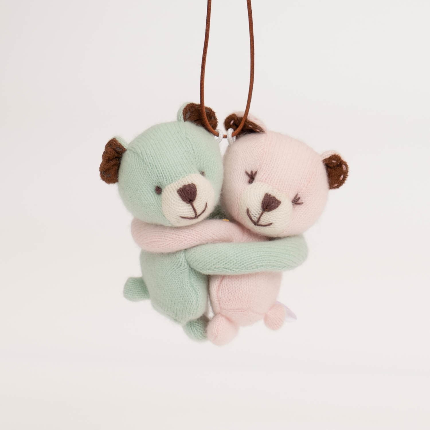 高級カシミヤ製の縁結びハグベア。 ミント＆ローズ・ベビー・ハグベア