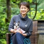 【森英恵生誕100年記念】最高級アラシャン・カシミヤ100％　梳毛のレディース・ルースタートルネックセーター　チャコールグレー色　Mサイズ　【着丈：54cm】　