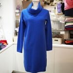 贅沢なカシミヤ100％　オフタートルネックのレディース・ドレス　ロイヤルブルー色　Mサイズ　【着丈：約88cm】　