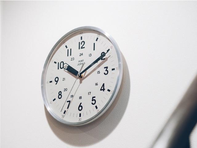 くっきりとした文字盤とクールな素材感がマッチした壁掛け時計 バールート その他 時計 掛け時計 エムザオンライン エムザインテリア館オンラインショ