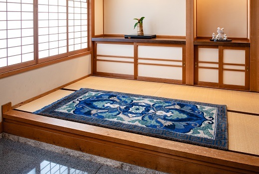 兜唐花紗綾形地縁雷文/中藍地灰地茶