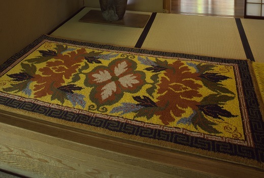 牡丹花菱文縁二重雷文/黄支子地