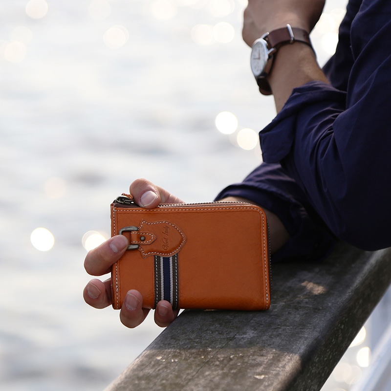 イタリアンレザーにストライプの遊びを加えた二つ折り財布 - ナダヤ