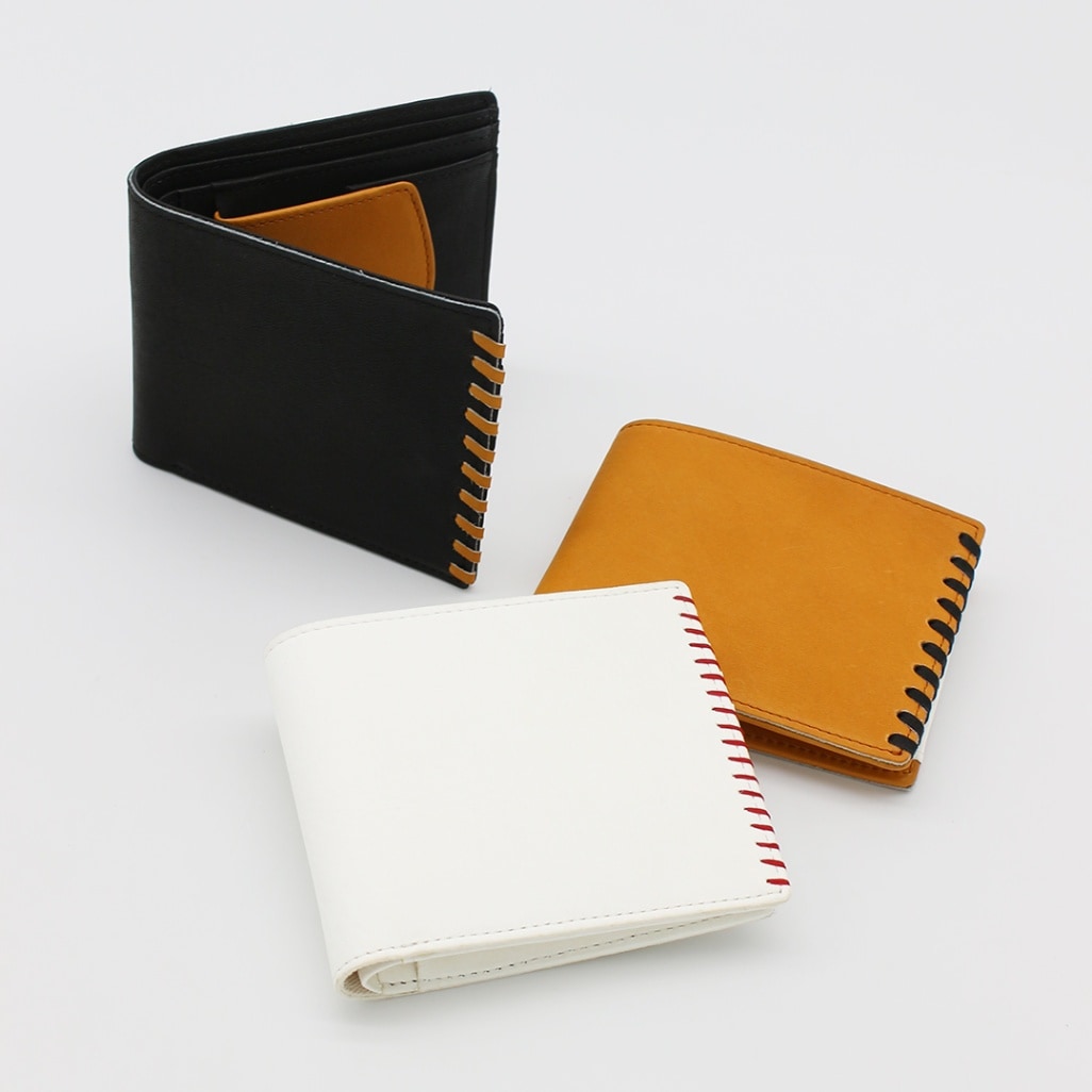 野球ファンに作りました】ボールとグラブの革からできた二つ折り財布