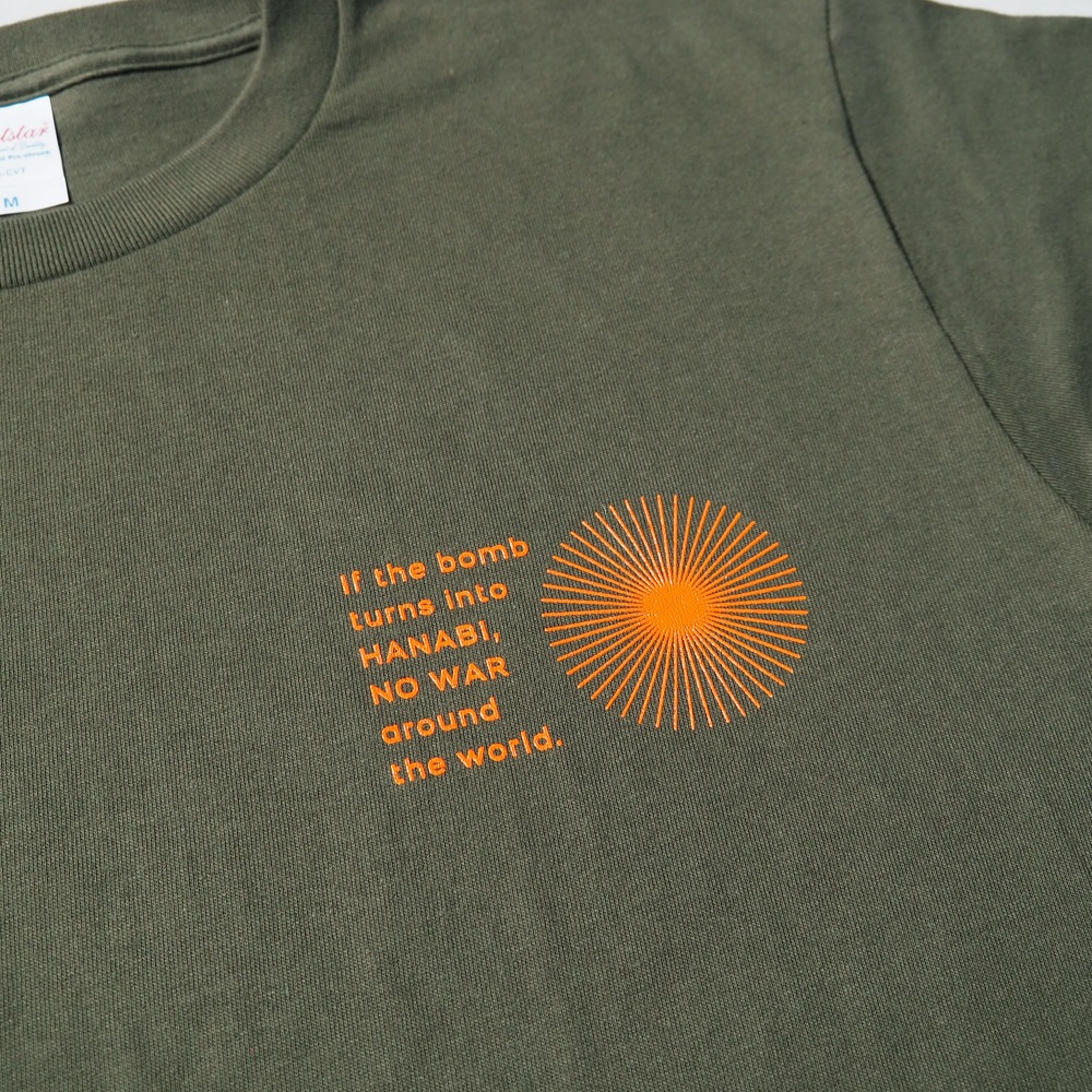 上げよう平和の花火 Tシャツ (アーミーグリーン)