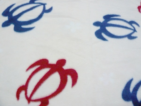 フリースブランケットS【赤青ホヌ×オフ白】