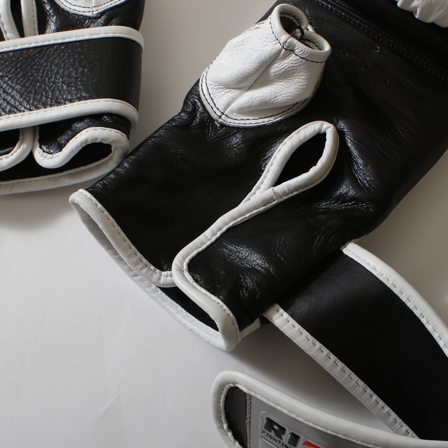 RIZINパンチンググローブ アローモデル