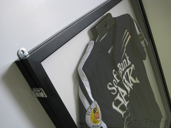 前開きタイプ ユニフォーム額縁 両面UVカットアクリル Mサイズ（収容寸法：900×740×34mm） ハンガー付き アルナ ※大型商品につき注文後のキャンセル・返品交換不可 [送料別商品]