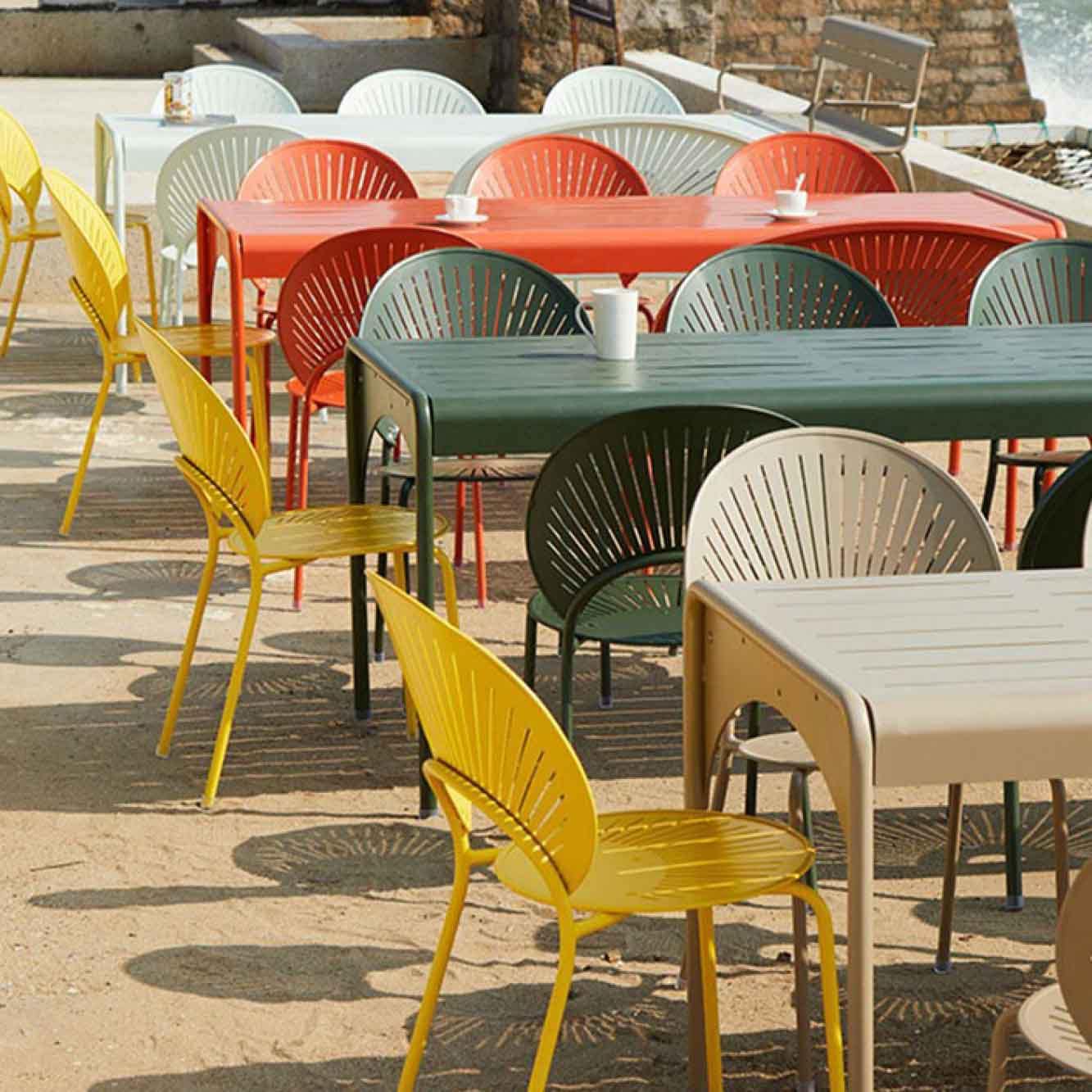 アクタス　チェアー　黄色と赤色の2脚　キャンプ•バルコニー用　室内用 アクタス チェアー 黄色と赤色の2脚 キャンプ•バルコニー用 室内用