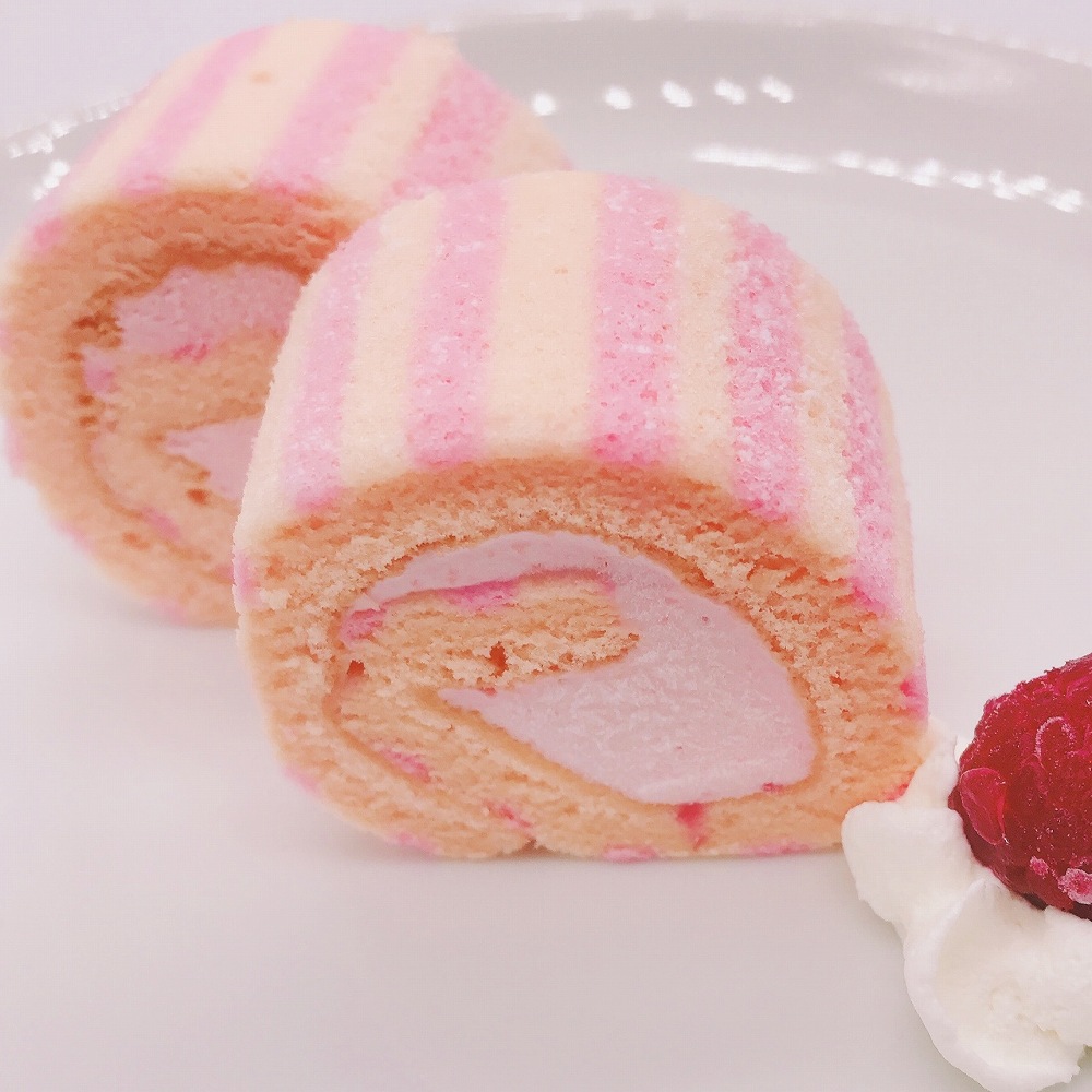 ロールケーキ♥️ピンクくま&小さな苺ショートケーキ ロールケーキ♥️ピンクくま&小さな苺ショートケーキ