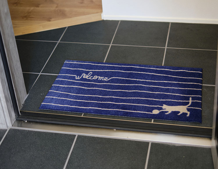[水洗い可能でお手入れ簡単] 屋内・屋外兼用 玄関マット ねこ柄 ネイビー 40×70cm 