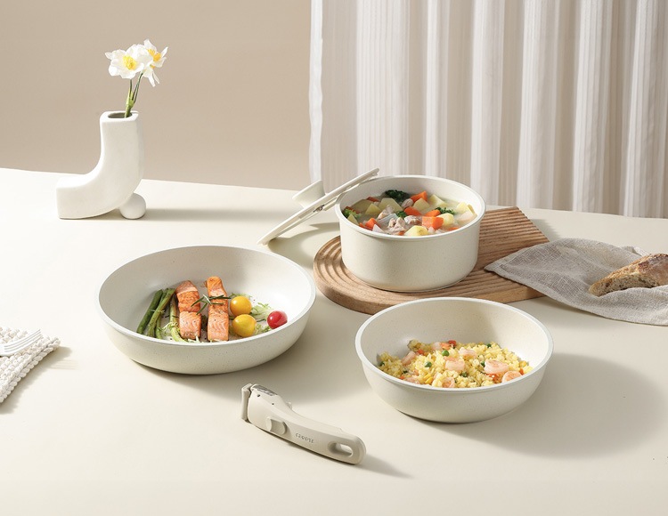 会員登録で500ポイント／【公式販売店】 CAROTE フライパン 8点セット