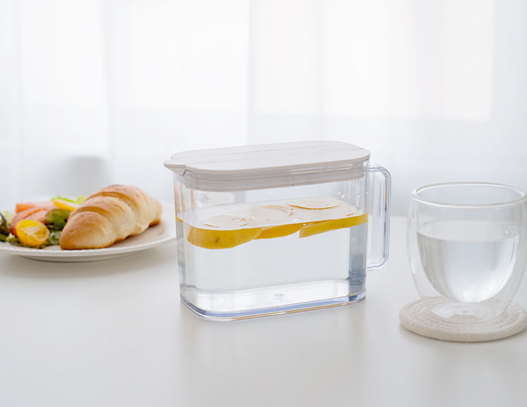 棚に収まる冷水筒 1.0L 高さ11.6cm 食洗機対応 耐熱対応