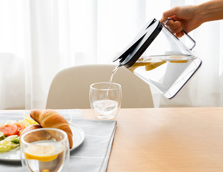 棚に収まる冷水筒 1.5L 高さ16.7cm 食洗機対応 耐熱対応