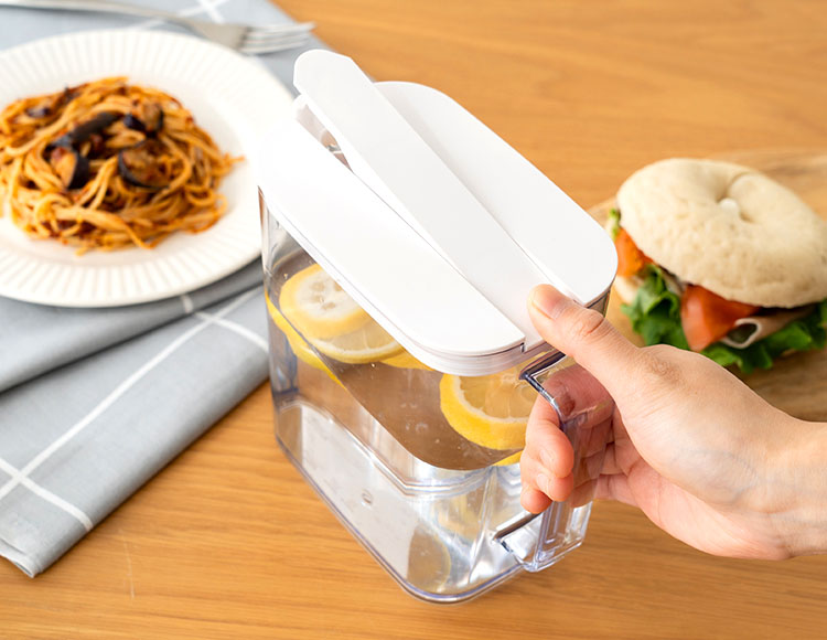 棚に収まる冷水筒 1.5L 高さ16.7cm 食洗機対応 耐熱対応