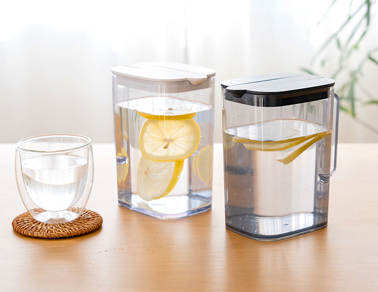 棚に収まる冷水筒 1.2L 高さ16.7cm 食洗機対応 耐熱対応