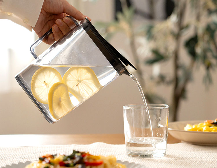 棚に収まる冷水筒 1.2L 高さ16.7cm 食洗機対応 耐熱対応