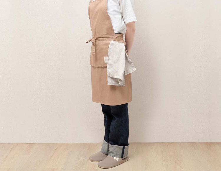 【公式販売店】 CAROTE （カローテ） バッククロスエプロン ブラウン